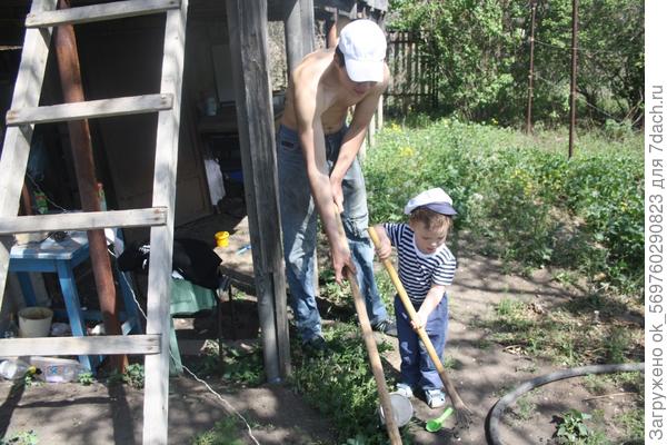 Сынок Андрюша - мой помощник на даче!