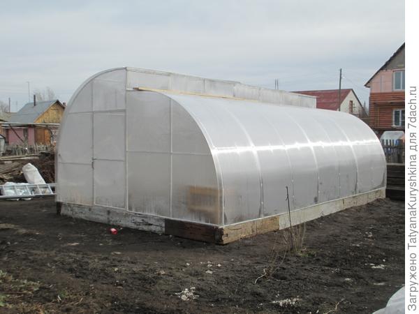 моя теплица из поликарбоната делали сами, модель нашла в инете с форточкой по коньку.