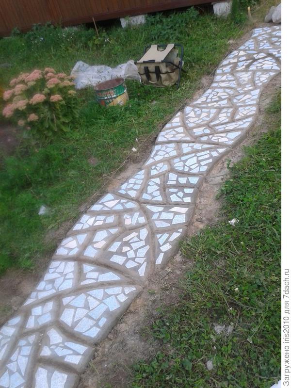 Дорожка, сделанная с помощью пластиковой формы