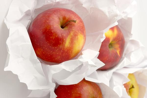 Хранение яблок, обёрнутыми в бумагу