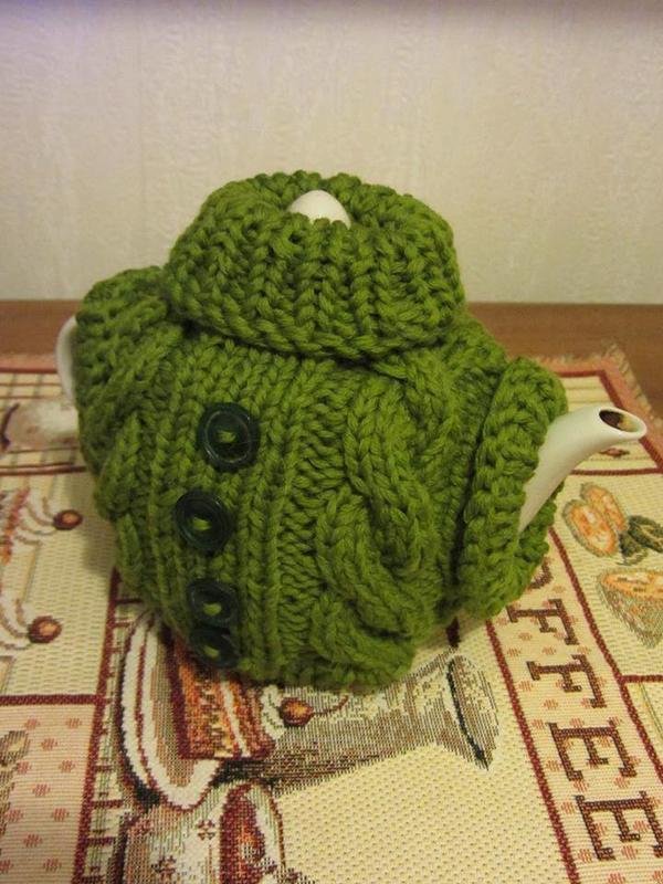 Вяжу новогодние подарки друзьям. Например, вот такой забавный свитерок на чайник.
