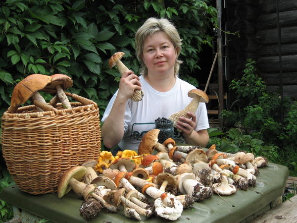 Смотрим на фото. Да! На фото - хозяйка дачи. И не важно, что рядом с ней или у нее в руках - грибы, цветы, огурцы....