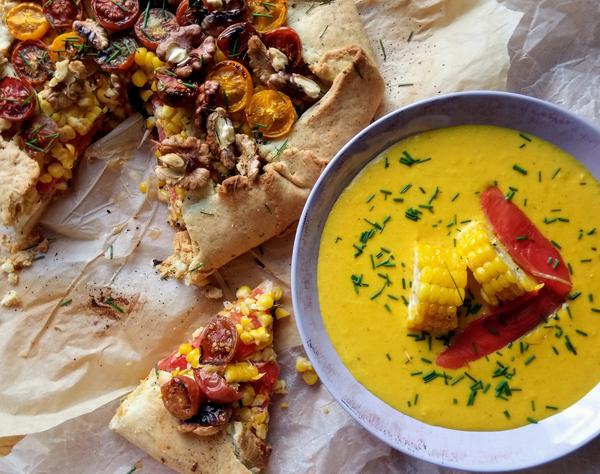 Галета по-деревенски с творожным сыром, кукурузой, помидорами черри и грецким орехом. И суп-пюре из свежей кукурузы. Рецепт Константина