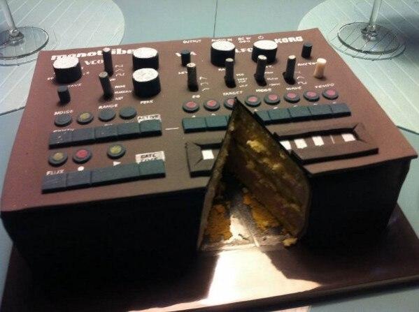 К столу именинника - парочка тортиков!