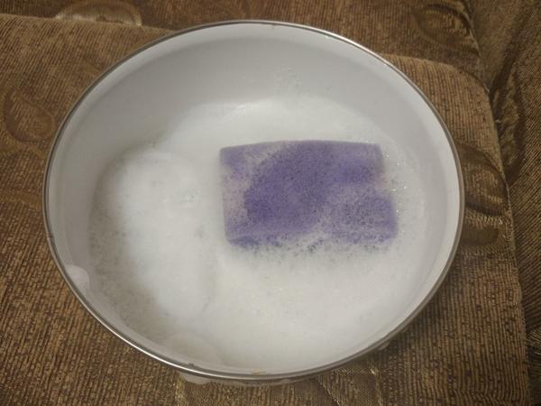 Наливаю немного воды, в неё - средство. и вспениваю губкой до густой пены.