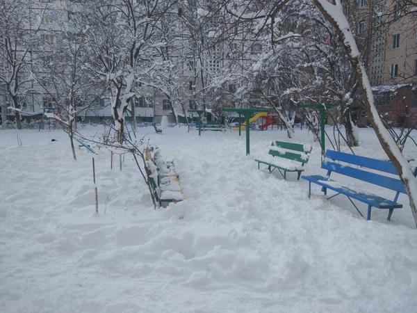 Нетронутым снег во дворах... не бывает никогда... Снег не успевает занести следы живущих-снующих туда-сюда...