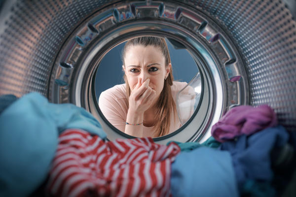 Чем вызван неприятный запах в стиральной машине и как вы от него избавляетесь?