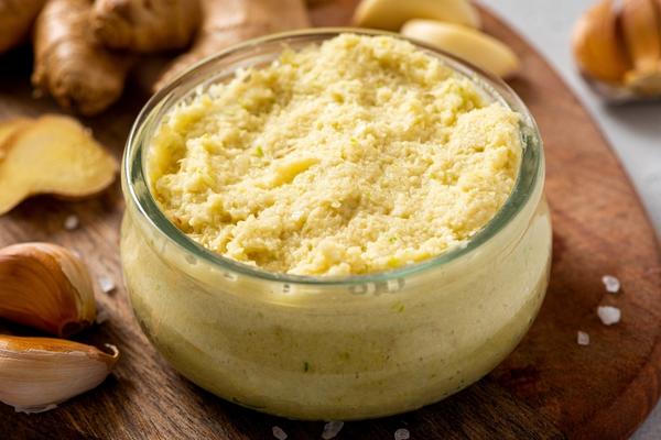 Из чеснока и имбиря можно приготовить мазь для растирания больной спины