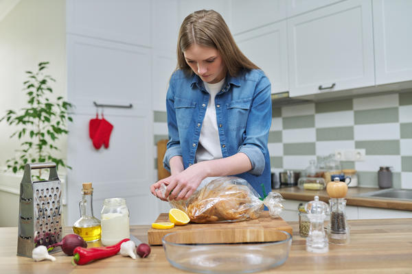 Заложив продукты в рукав, нужно завязать его края
