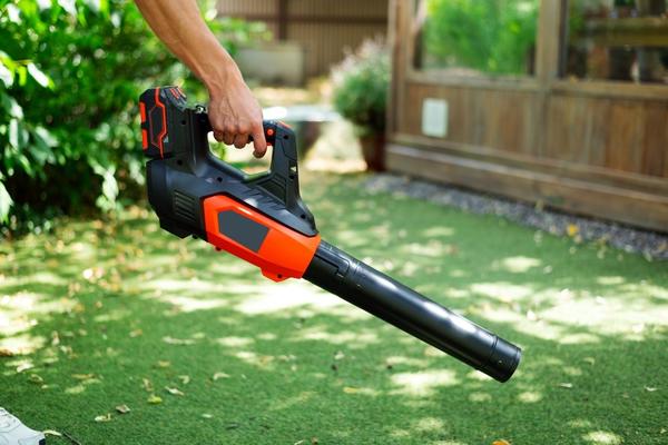 Аккумуляторные воздуходувы просты в работе, весят немного - с ними легко управятся и подросток, и хрупкая женщина