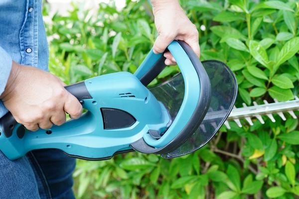 Выбирайте безопасный инструмент, оснащенный защитными механизмами