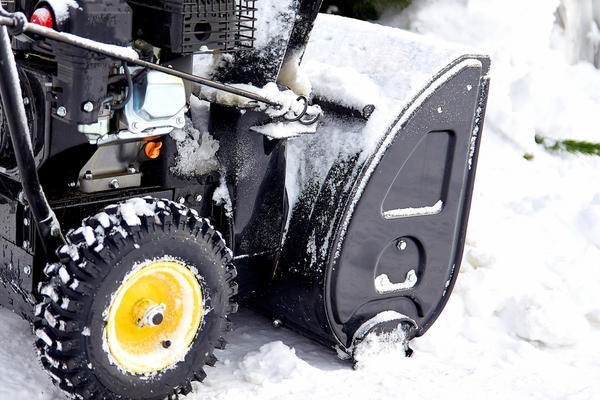 Зачастую снегоуборщики снабжаются ручной разблокировкой колес