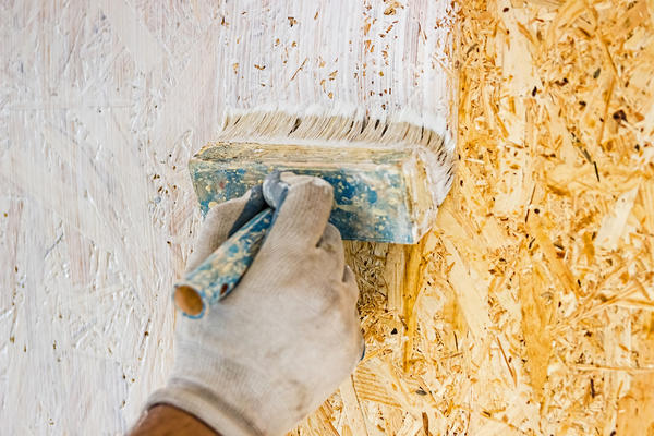 Стены из OSB загрунтуйте, это улучшит адгезию обоев