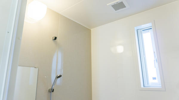 С помощью пластиковых панелей можно вернуть душевой блестящий внешний вид