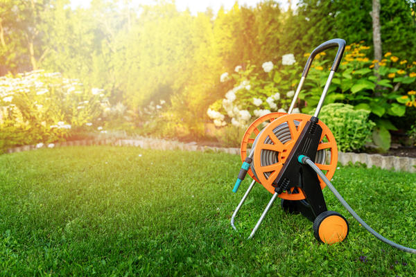 Катушка для шланга не зря обзавелась колесами: она гораздо удобнее простых барабанных переносок и настенных моделей