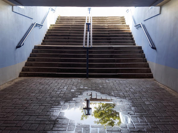 Небо в подземном переходе...