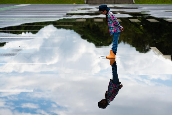 Небо, прямо с облаками, на дороге под ногами