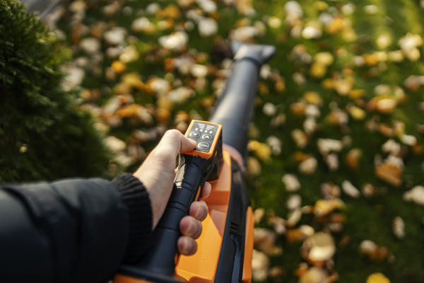 Дополнительные функции и удобное управление делают работу с воздуходувкой приятнее