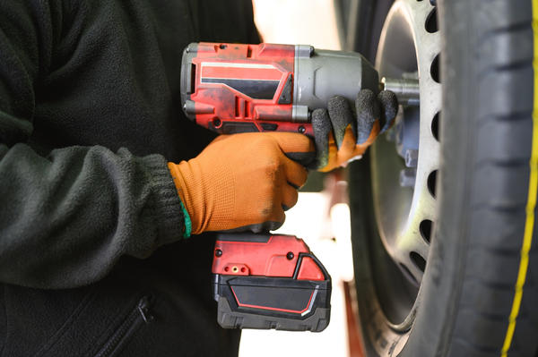 Если вы мастер на все руки или просто не хотите прилагать лишних усилий при смене колес или обслуживании садовой техники,