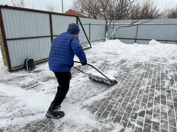 Скреперы и движки не поднимают, а сдвигают снег
