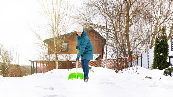 Зима для дачника — это регулярная работа по уборке снега