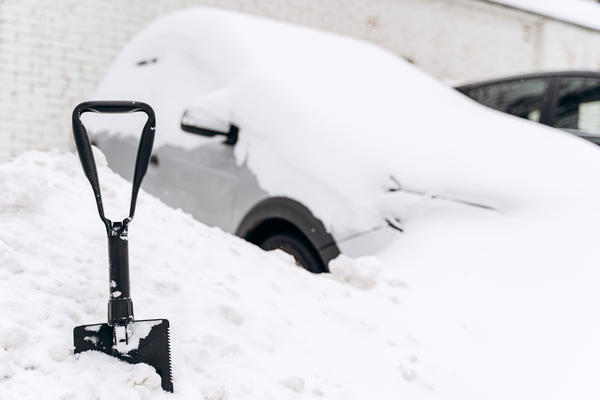 Автомобильная лопата для снега незаменима для водителя