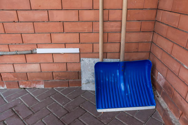 Лопата с металлической кромкой прослужит дольше