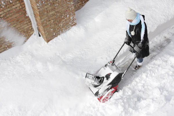 Снегоуборщик с пластиковым снегом удобен для любого члена семьи