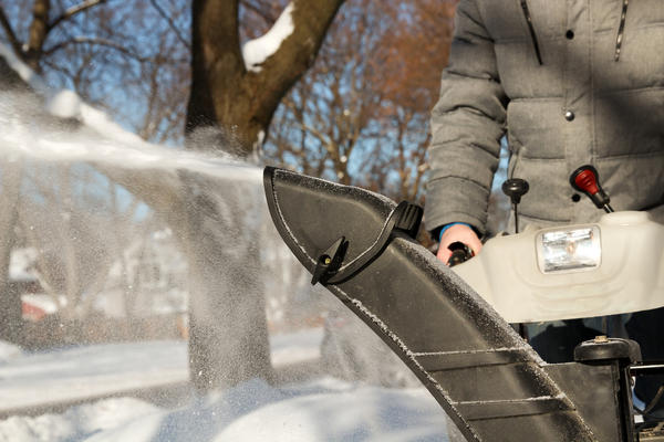 Регулируемый желоб позволяет направлять снег в нужную сторону