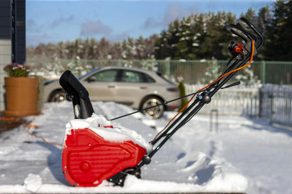 Компактные снегоуборщики нужны для регулярной уборки свежего снега и поддержания порядка на участке