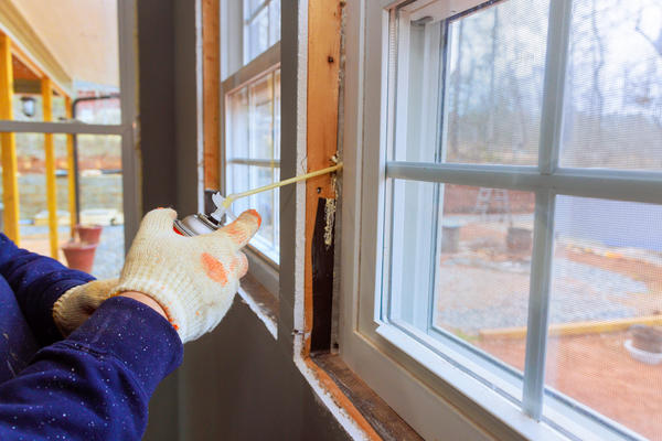 Все щели у стен нужно заделать пеной с низким коэффициентом расширения