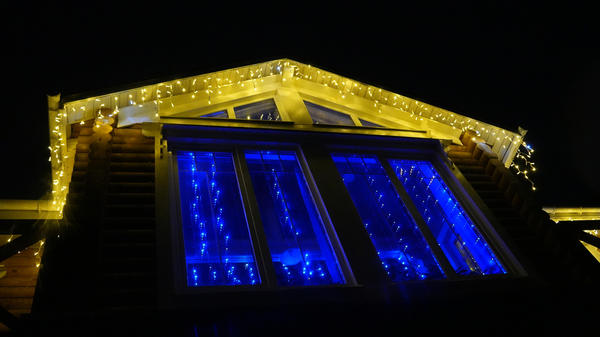 Кто-то любит сочетать гирлянды разного цвета свечения