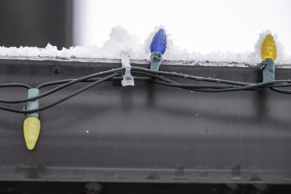 Для крепления можно использовать пластиковые клипсы