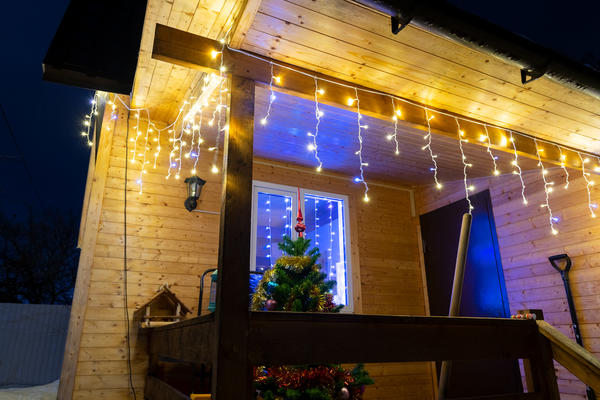 Убедитесь, что провода не мешают открывать двери и окна и не задевают за голову