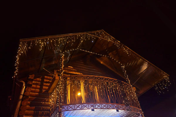 Нужно продумать, где будет размещаться гирлянда