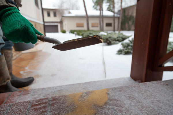 Песок предпочтительнее соли