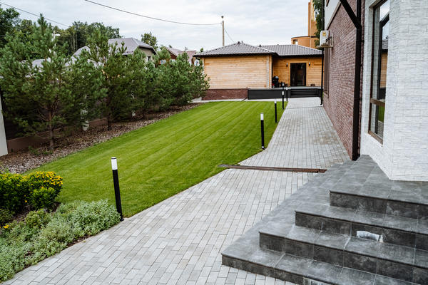 Защитить дорожки и упростить уборку снега помогут специальные пропитки. Их наносят обычно сухой осенью