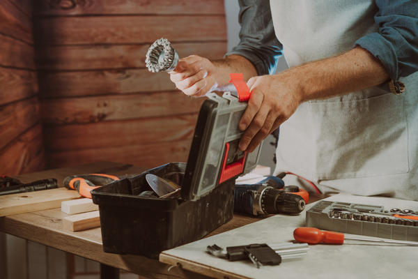 Шуруповерт может быть универсальным инструментом, если подобрать нужную оснастку