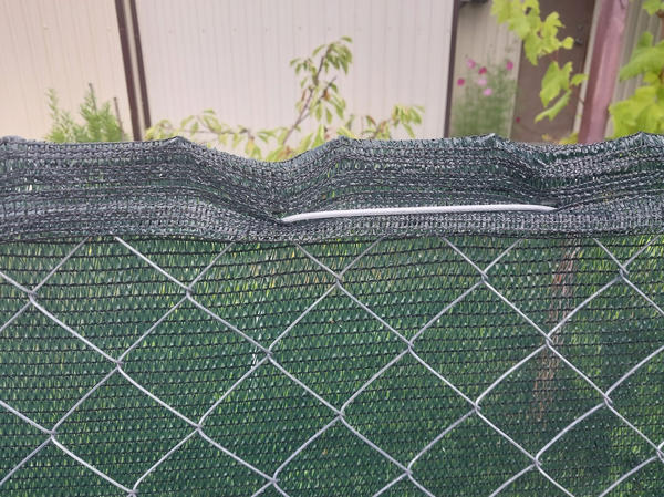 Сетку также применяют в дополнение к рабице — для защиты от чужих глаз
