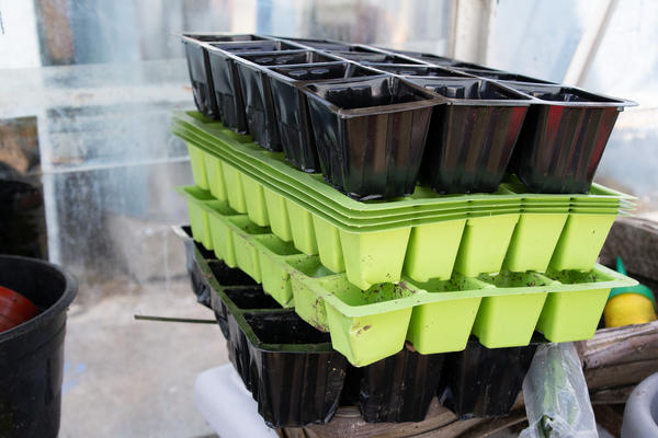 Большинство рассадных емкостей сделаны из полистирола, который не предназначен для нагрева