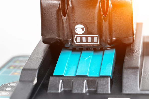 Заряжать батарею перед хранением нужно до 40-60%