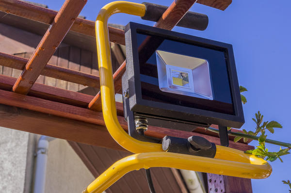 Светодиодные прожекторы менее прихотливы и требовательны при эксплуатации