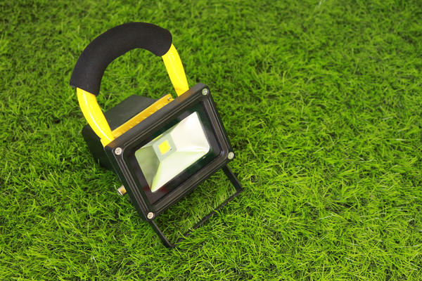 Переносной прожектор — универсальный дачный помощник