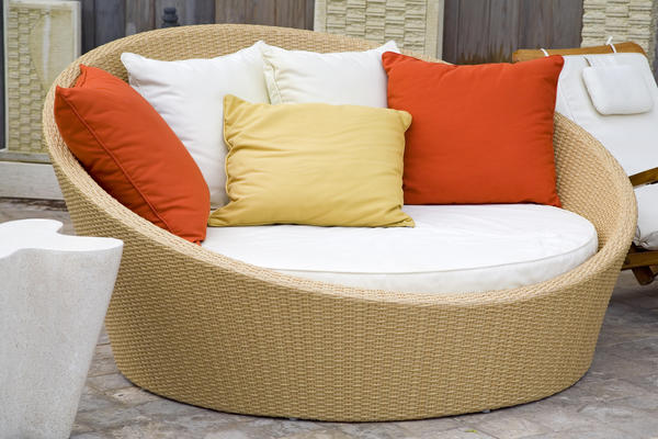 Много подушек и пледов - уютно и тепло