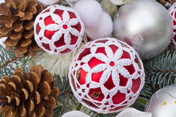 Очень оригинально смотрятся шарики, ажурно обвязанные крючком
