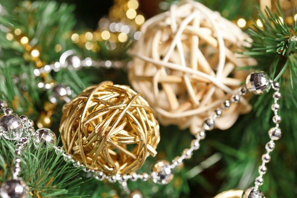 Плетеные шары легко сделать из лозы или прутьев