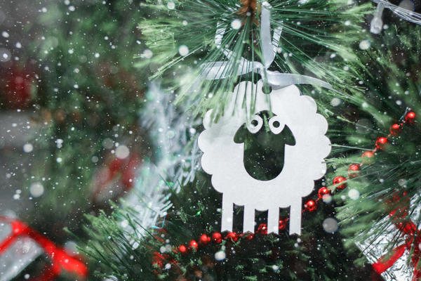 Обязательно используйте сам символ года - Овечку