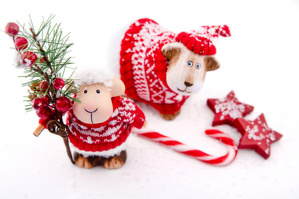 Уместны будут и оригинальные елочные украшения в виде варежек, носочков, сердечек и других фигурок