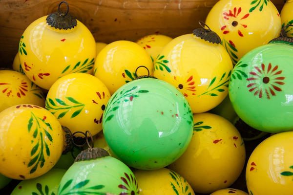 Можно просто нарисовать на елочных шарах веточки и цветочки