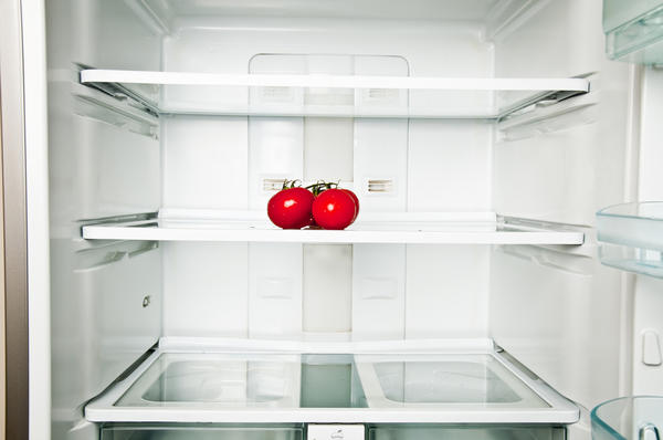 Хранить томаты в холодильнике следует в отделении для овощей, послойно укладывая их черенками вверх и перекладывая каждый слой бумагой